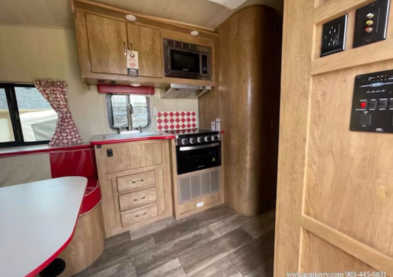 Building Photo - 315 Osborne St