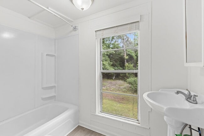 Building Photo - Charming 2 Bedroom, 2 Bathroom house