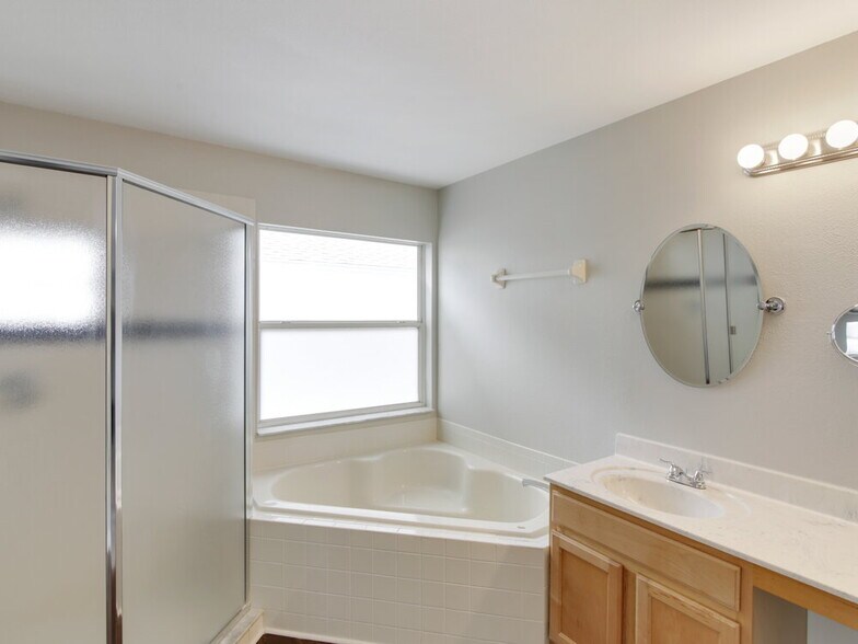 Building Photo - 16329 Coopers Hawk Ave