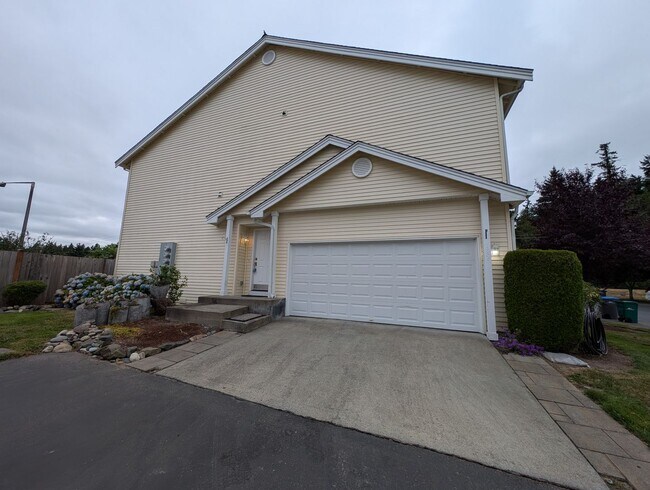 Primary Photo - A Gardeners Oasis! 3 Bedroom Townhome for ...