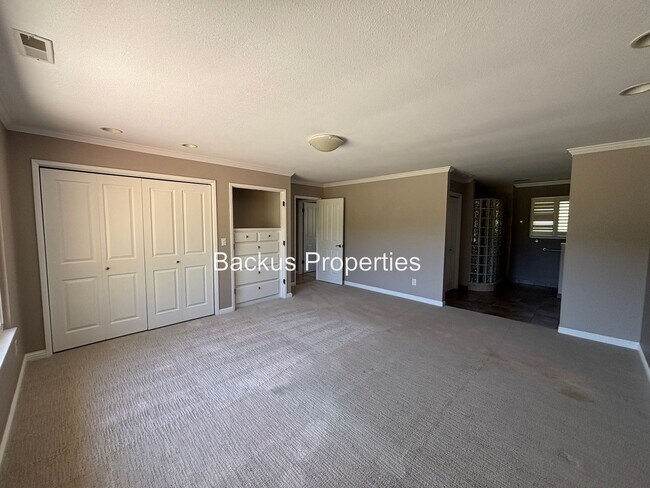 Building Photo - Wonderful property on large acre lot on Ta...