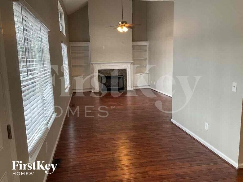 Building Photo - 1310 Invermere Dr SE