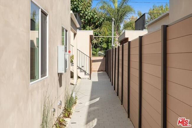 Building Photo - 15207 1/2 Morrison St