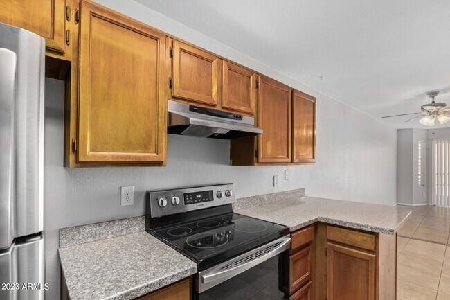 Building Photo - 653 W Guadalupe Rd