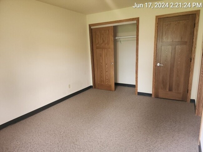 Building Photo - 1 Bedroom, 1 Bath Apartment- All utilities included
