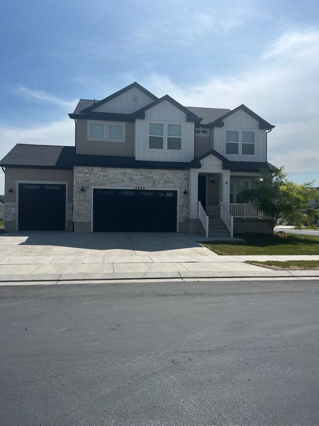 Primary Photo - Three Bed, Two and Half Bath Home in Eagle...