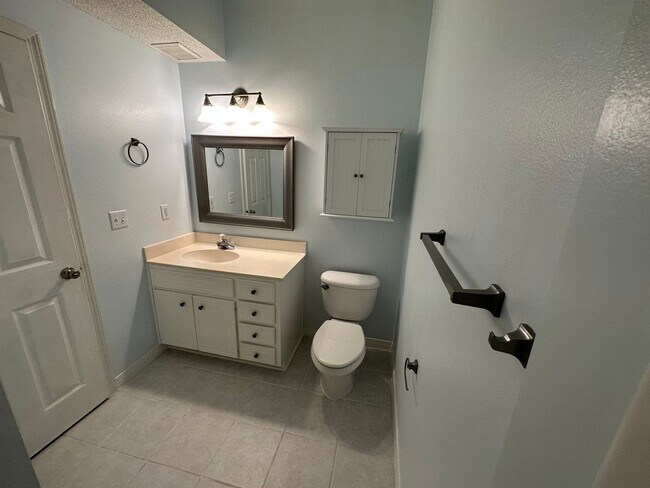Building Photo - Charming First Floor Condo
