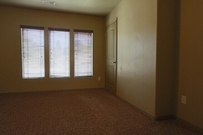 Building Photo - 4 Bedroom 2 Car Garage W/Solar (Save $$$)