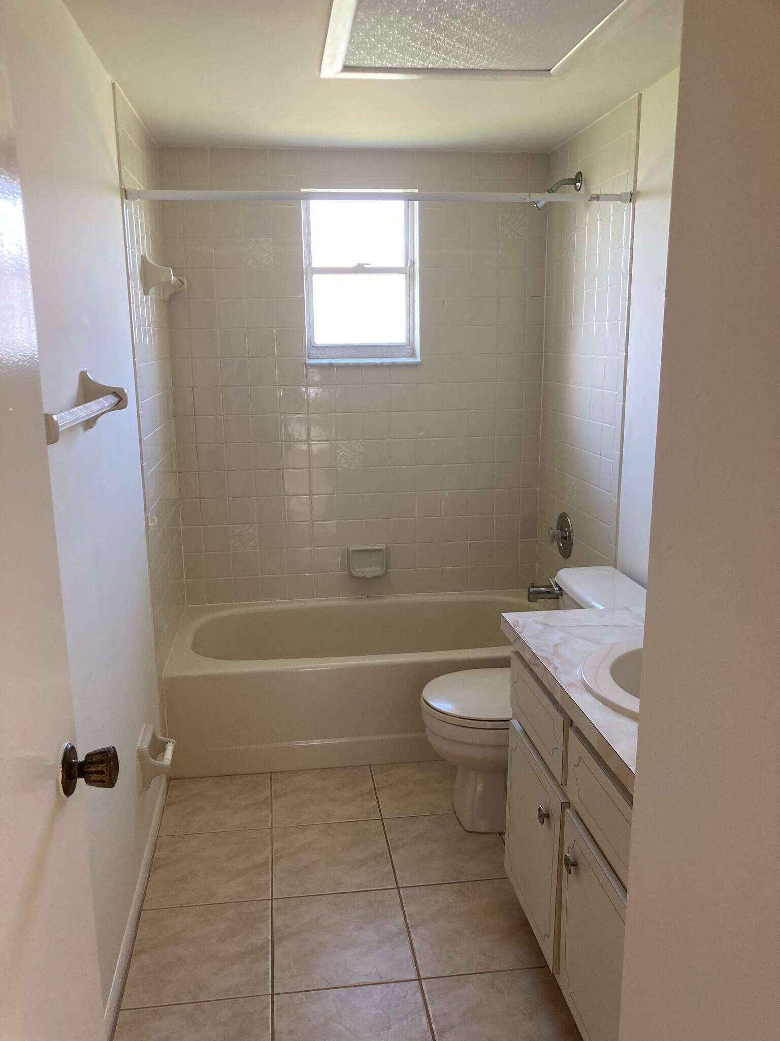 Guest Bathroom - 4109 SW 6th Pl