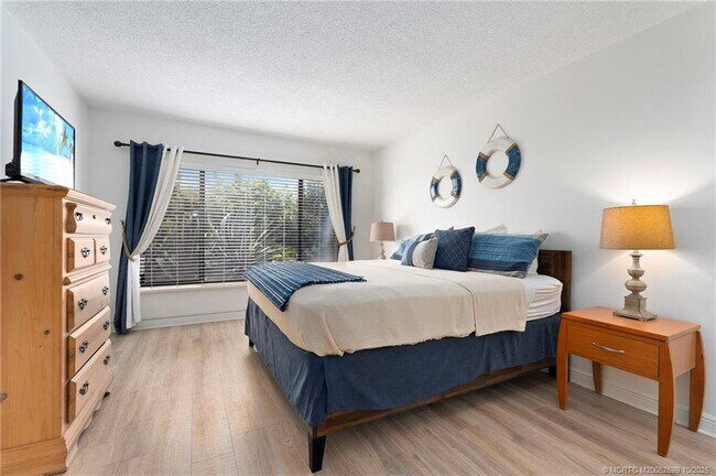 Building Photo - 10310 S Ocean Dr
