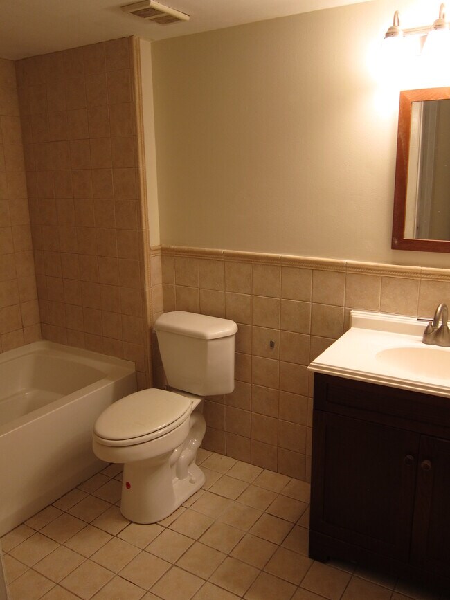 Building Photo - 9999 Summerbreeze Dr