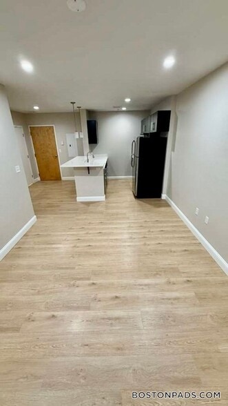 Building Photo - 75 S Main St