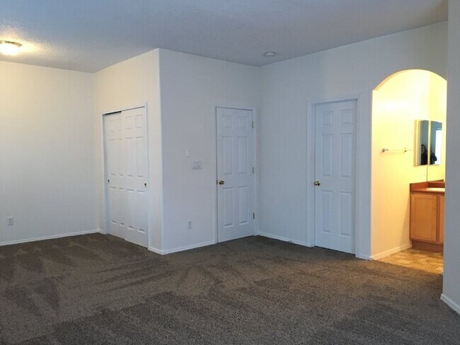 Building Photo - 3BR/2Living in Enchanted Hills!
