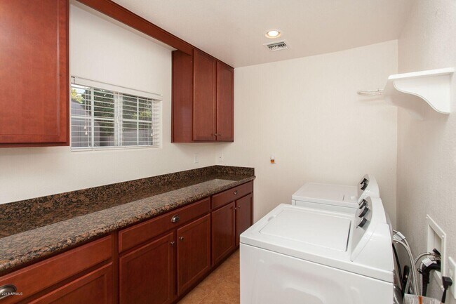 Building Photo - 3228 W Lisbon Ln