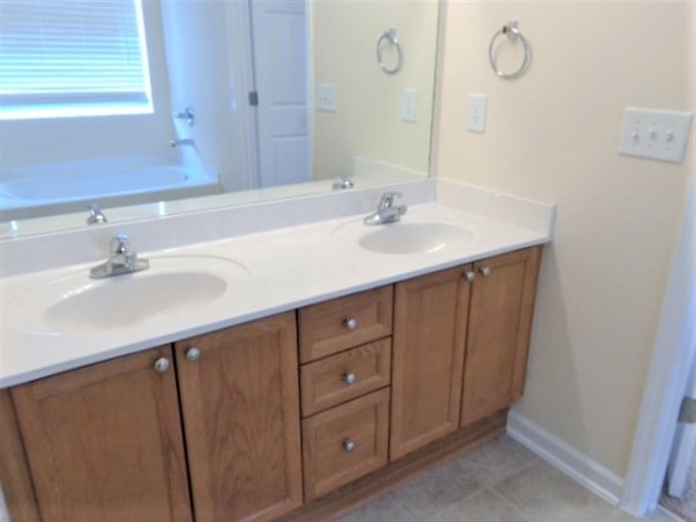 Building Photo - 102 Villa Way