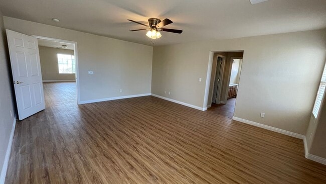 Building Photo - 2 STORY, 2,729 SQ FT HOME, 4 BEDROOMS, 3 BATHROOMS, A LOFT AND A 2 CAR GARAGE IN HENDERSON