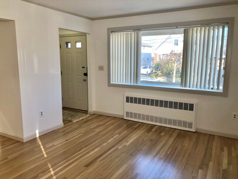 Building Photo - 9 Graywood Rd