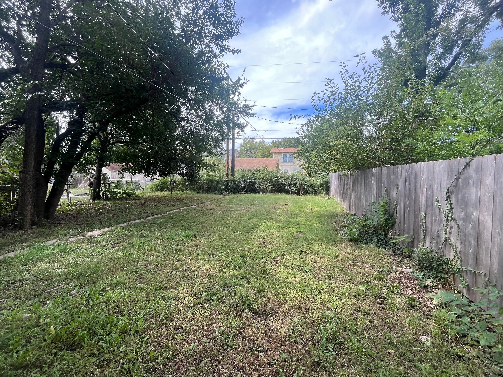 Large fenced in back yard - 347 S Green St