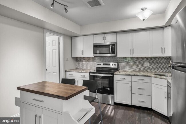 Building Photo - 702 Abbey Ct