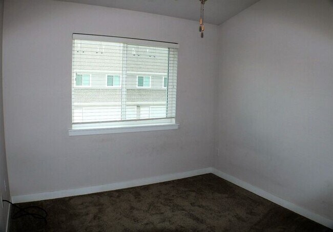 Building Photo - $2,000 | 3 Bedroom, 3 Bathroom TOWN HOME | PET Friendly* | Sublease* | Available for August 1st, ...