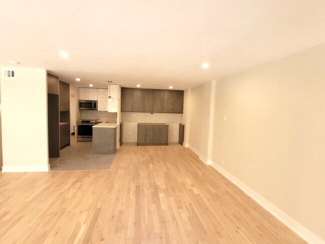 Building Photo - 227 E Walton Pl