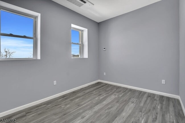 Building Photo - 155 Clifton Ave