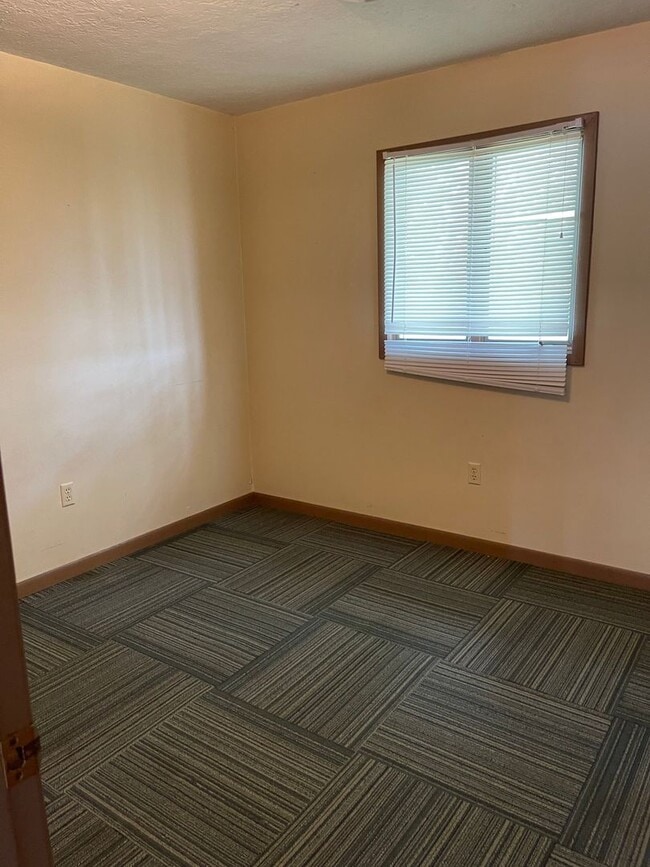 Building Photo - 2 bedroom 1 bathroom upstairs apartment fo...