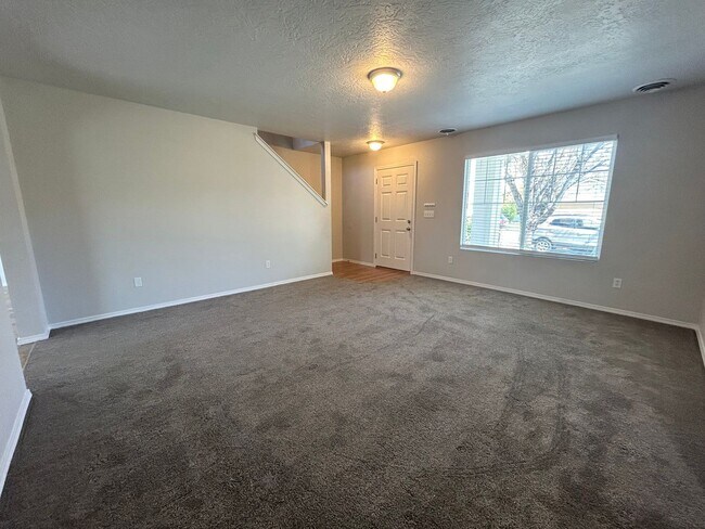 Building Photo - Discover Tranquil Living at Ariposa Park: 4BR, 2.5BA Home