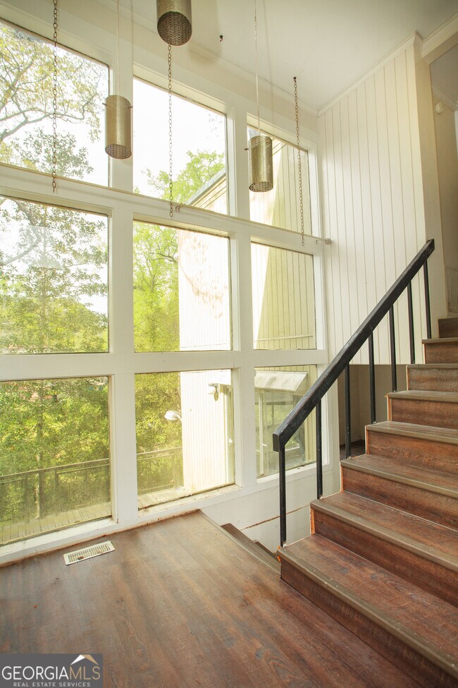 Building Photo - 2143 Ingleside Ave