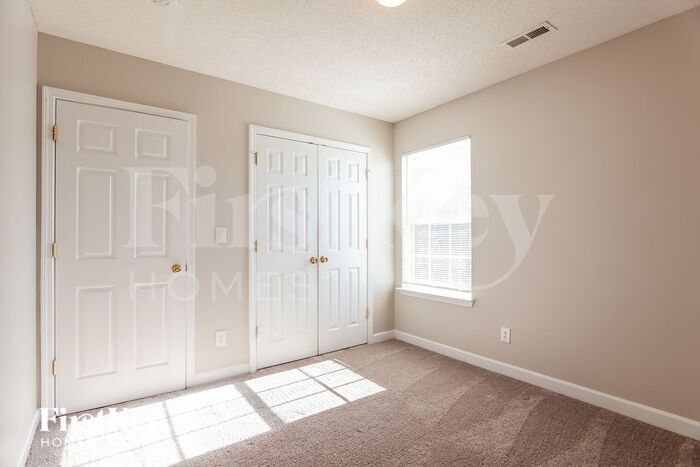 Building Photo - 634 Longacre Dr