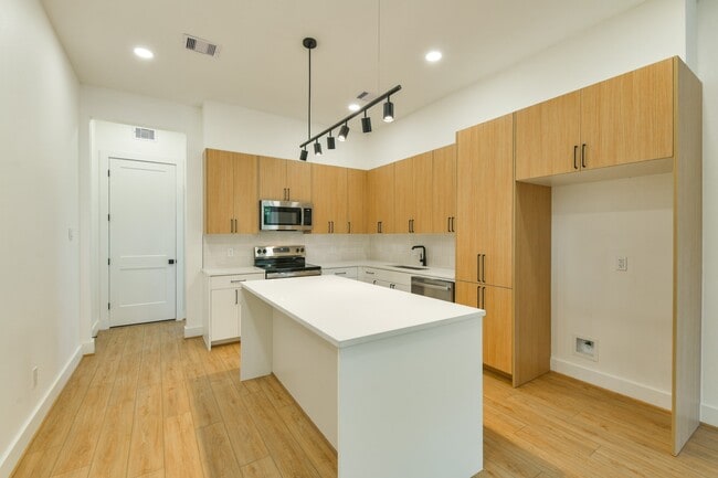 Building Photo - 164 Wallace St