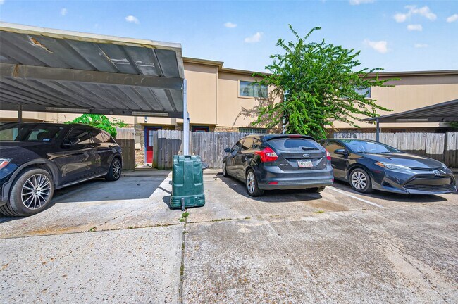 Building Photo - 3303 W Greenridge Dr