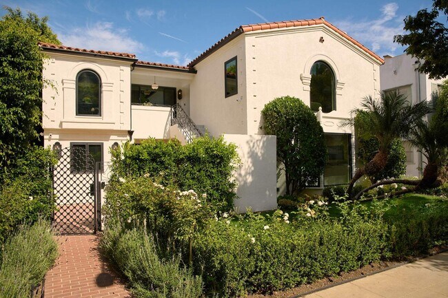 Building Photo - 236 S Reeves Dr