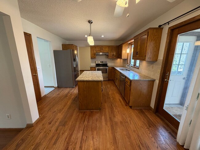 Building Photo - Beautiful 5 Bedroom 3 Bath Home for Rent in Lakeville!! Available NOW!