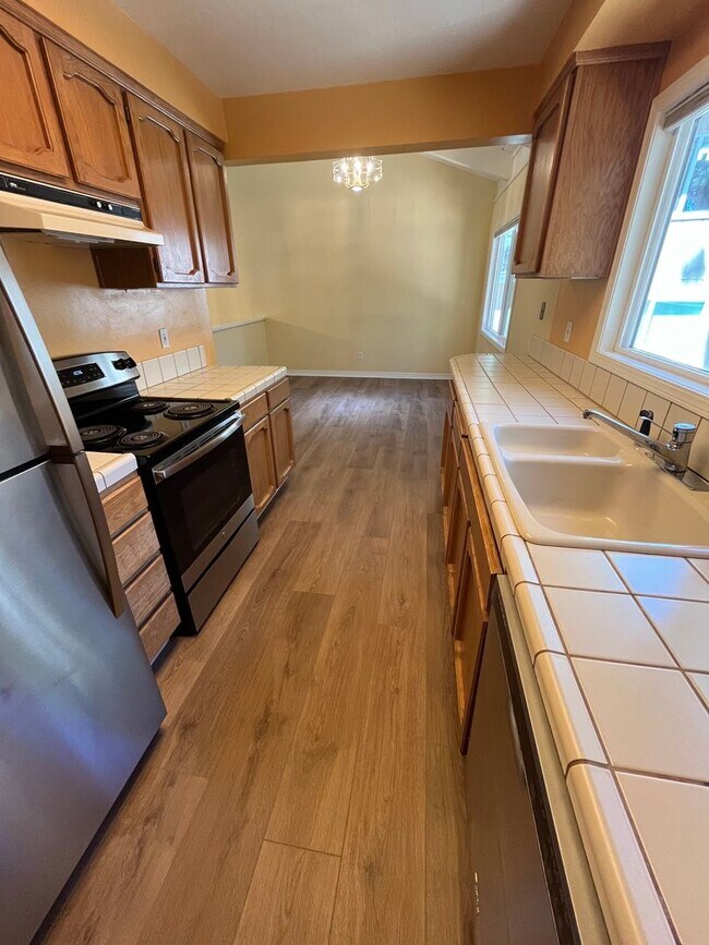 Building Photo - Available Now! 4 bedroom, 2.5 bath unit