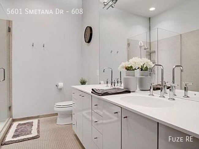 Building Photo - 5601 Smetana Dr