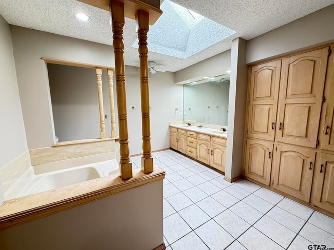 Building Photo - 2304 Deanna Ave