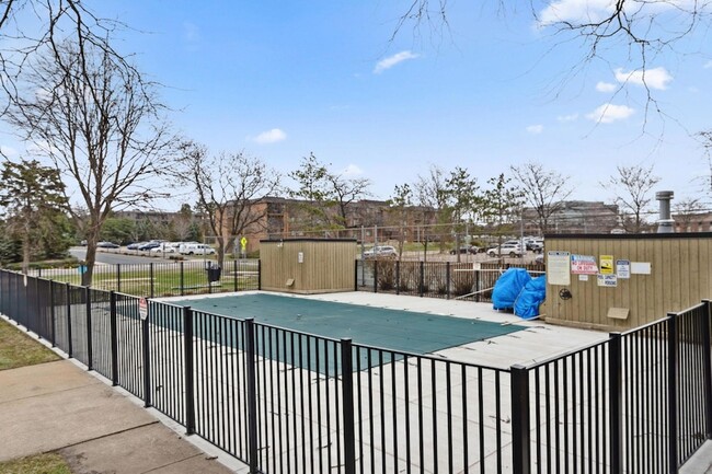 Building Photo - 4101 Parklawn Ave
