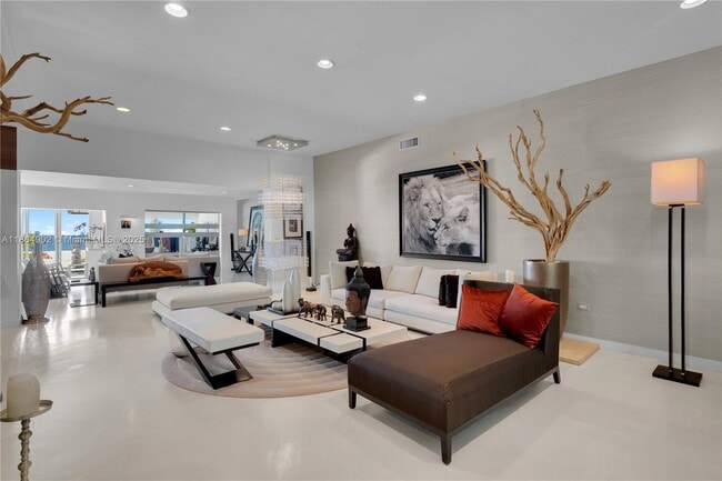 Building Photo - 1111 N Venetian Dr