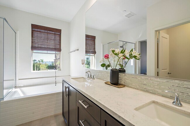 Building Photo - Beautiful TownHome in Pacific Ridge Rancho...