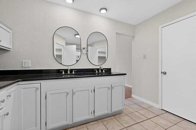 Building Photo - 5300 Honey Dew Terrace