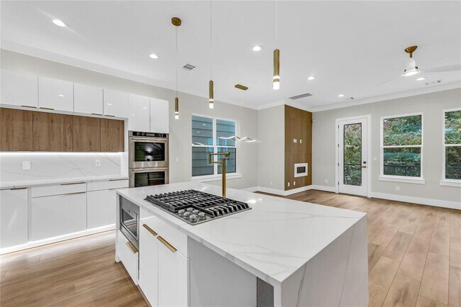 Building Photo - 602 W 28th St