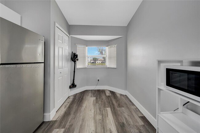 Building Photo - 1261 SE 27th St