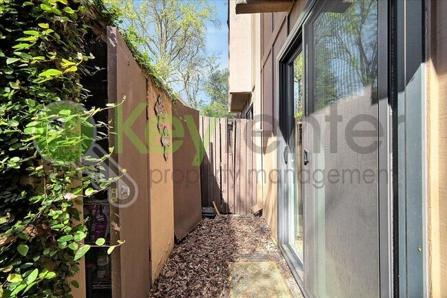 Building Photo - 2254 Woodside Ln