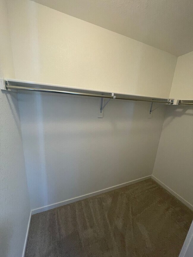 Building Photo - 3 Bedroom 2 Bath Home Available 4/1