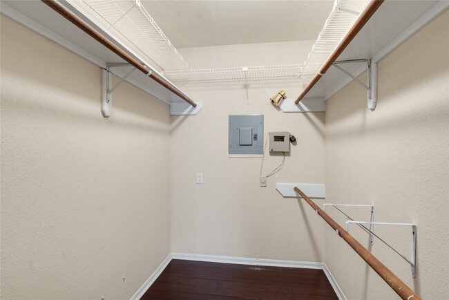 Building Photo - 1860 White Oak Dr