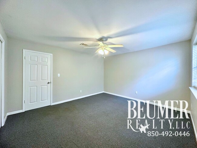 Building Photo - 2br 1.5 bath Townhome Located Close to Water