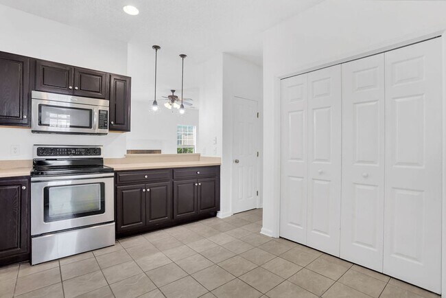 Building Photo - 3 bedroom 2.5 bath townhome in Carriage Sq...