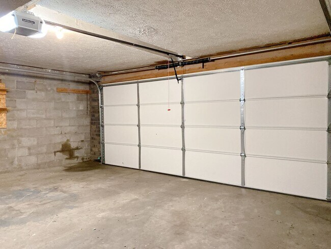 Building Photo - Millard 3 bed 2 bath $1900