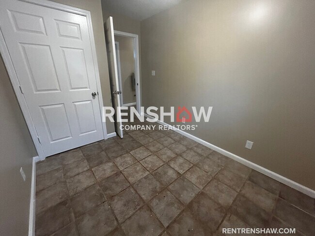 Building Photo - 392 Main St